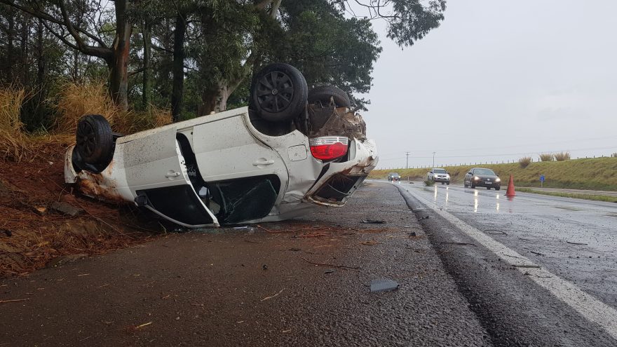 Indo para Santa Catarina, casal se envolve em capotamento na BR-163, em Santa Maria