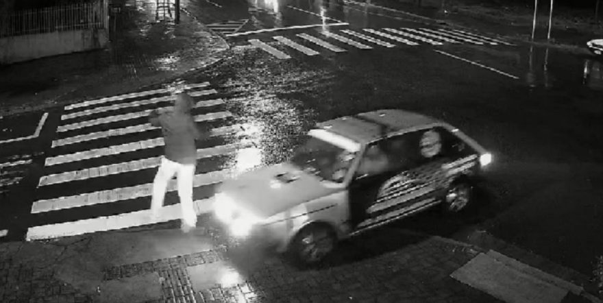 Pedestre quase é atropelado por carro desgovernado no Santa Cruz