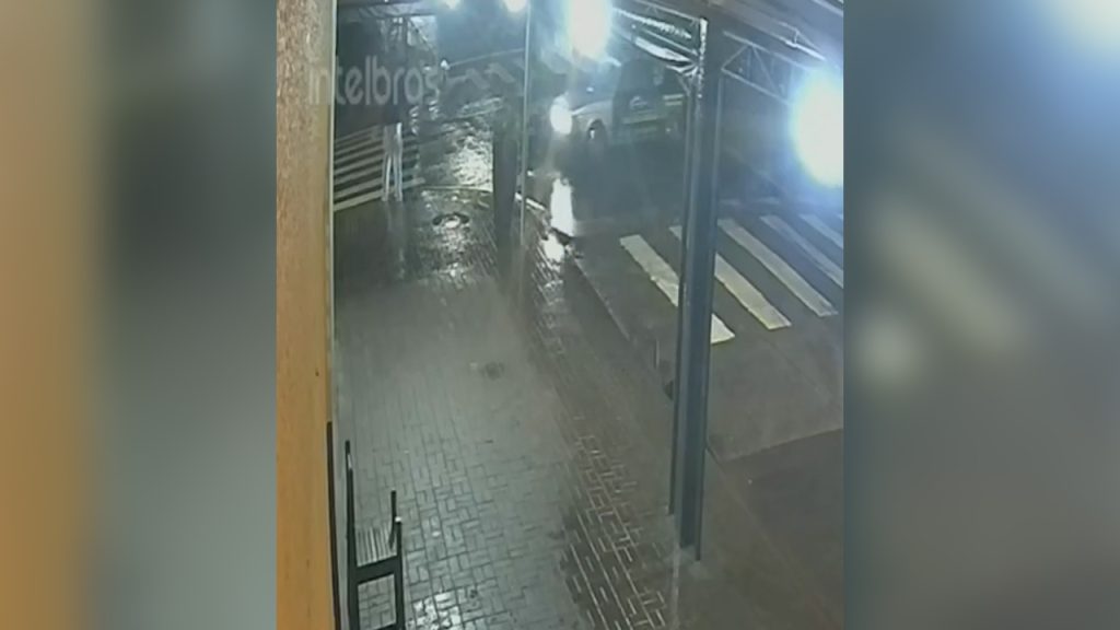 Por outro ângulo, imagem flagra pedestre quase sendo atropelado