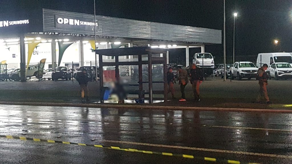 Homem que foi morto em ponto de ônibus na Av. Brasil tinha várias passagens pela polícia