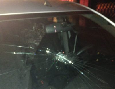 Motorista de aplicativo é agredido por trio de mulheres e carro fica com para-brisas estilhaçado Imagem referente a Motorista de aplicativo é agredido por trio de mulheres e carro fica com para-brisas estilhaçado