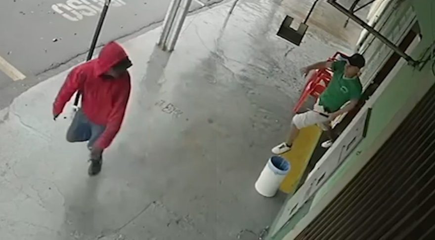 Vídeo: Ladrão coloca mão na cintura afirmando estar armado e leva corridão de comerciante com facão