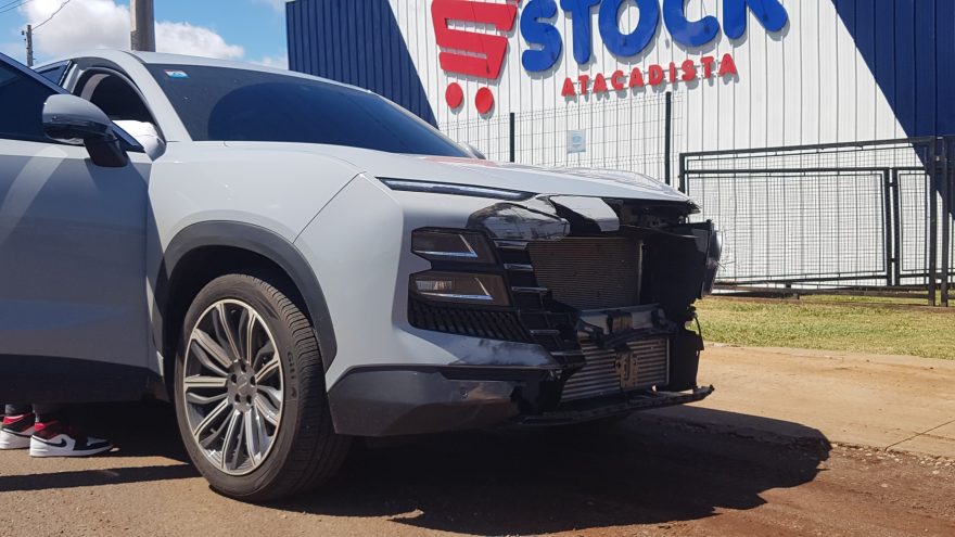 SUV e caminhão se envolvem em colisão no Trevo da Portal