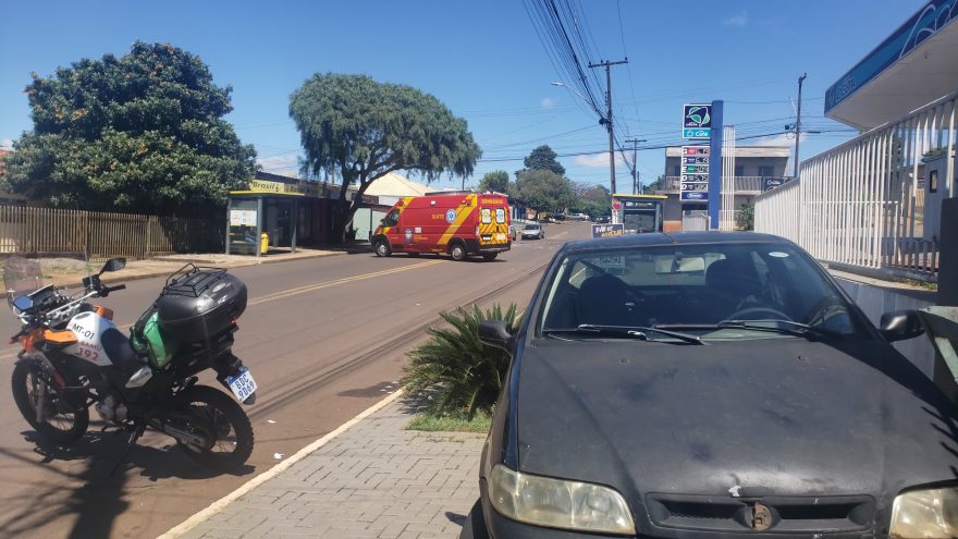 Motorista apresenta crise convulsiva e bate carro contra lixeira