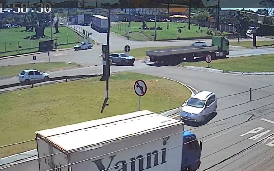 Câmera registra colisão entre SUV e caminhão no Trevo da Portal