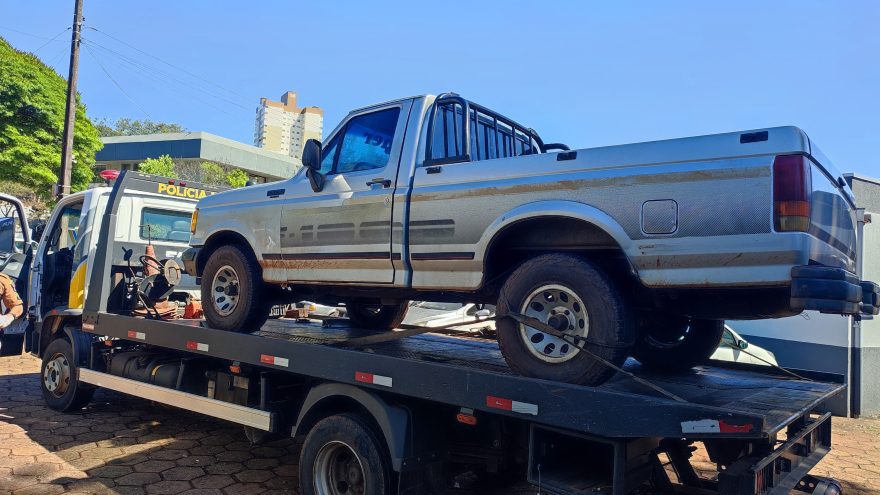 Caminhonete furtada em Mercedes é recuperada pela PM no bairro XIV de Novembro em Cascavel