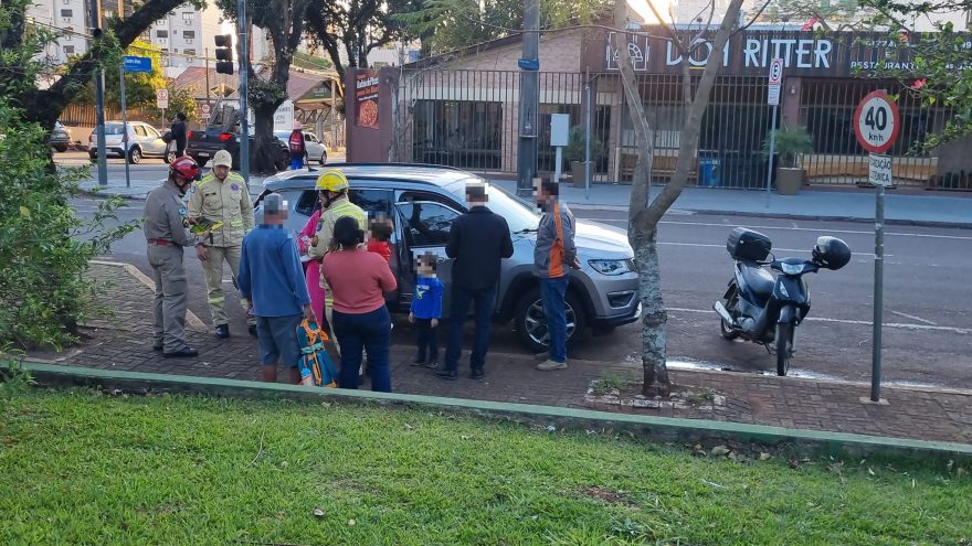 Carro trancado com crianças dentro mobiliza Corpo de Bombeiros no Centro
