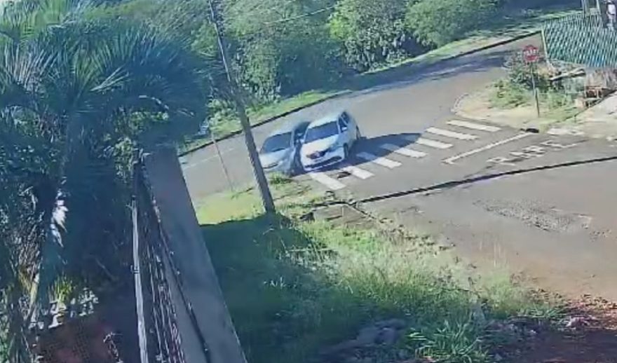 Câmera registra acidente entre dois carros no Cascavel Velho