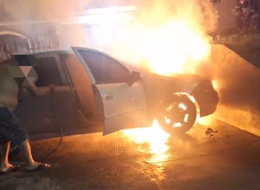 Motor de Astra é consumido pelo fogo em incêndio criminoso no Jardim Alvorada