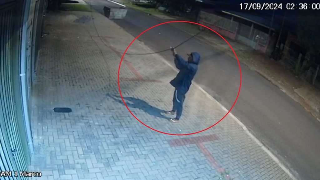 Câmeras de segurança flagram furto de cabos no bairro Santa Cruz Câmeras de segurança flagram furto de cabos no bairro Santa Cruz