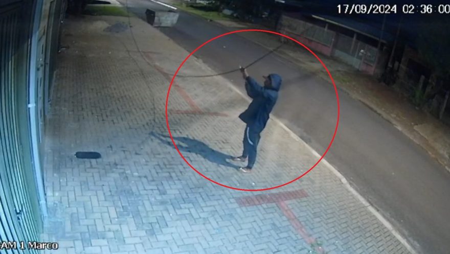 Câmeras de segurança flagram furto de cabos no bairro Santa Cruz