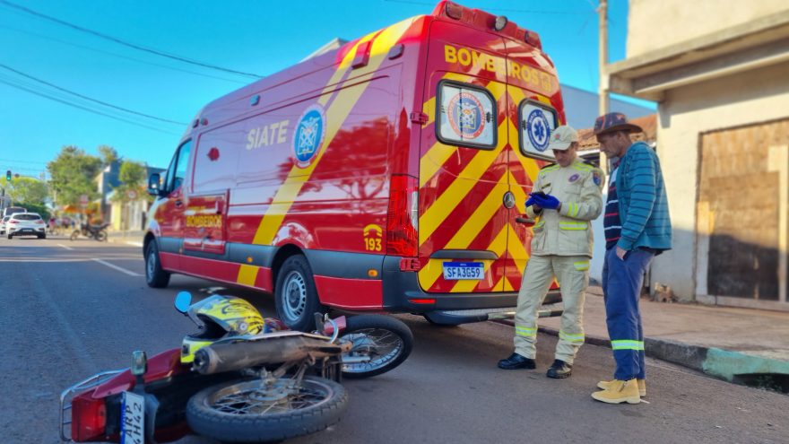 Motociclista e pedestre ficam feridos após atropelamento na Avenida Tito Muffato