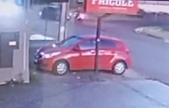 Vídeo registra grave colisão entre Nissan Kicks e BMW F 800 no Jardim Alvorada