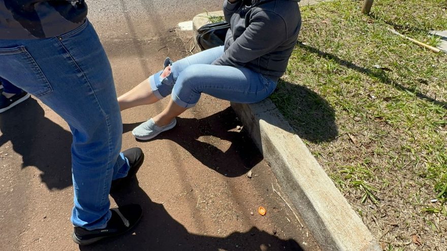 Colisão entre Agile e moto deixa motociclista ferida na Avenida Barão do Rio Branco