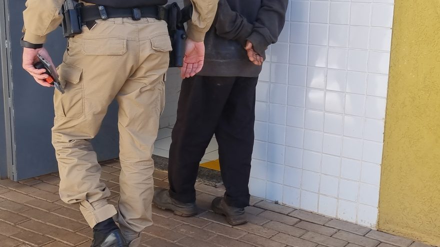 Homem tenta furtar fiação em imóvel desativado e é detido pela Polícia Militar