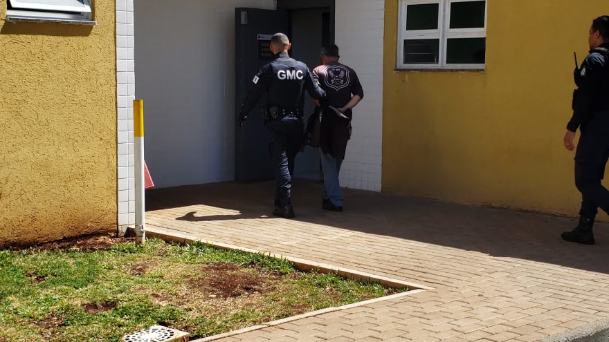 Mulher pede socorro à GM e agentes prendem homem que descumpriu medida protetiva