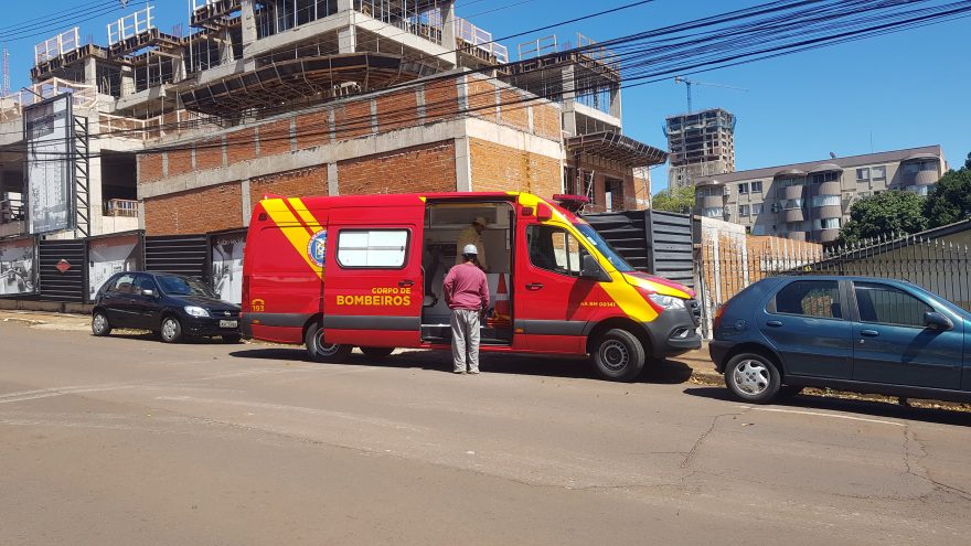 Trabalhador tem lesão na cabeça após ser atingido por placa de metal em obra no Centro