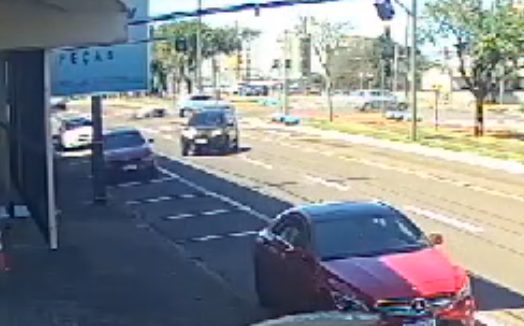 Câmera mostra forte colisão entre carro e moto esportiva na Avenida Barão do Rio Branco