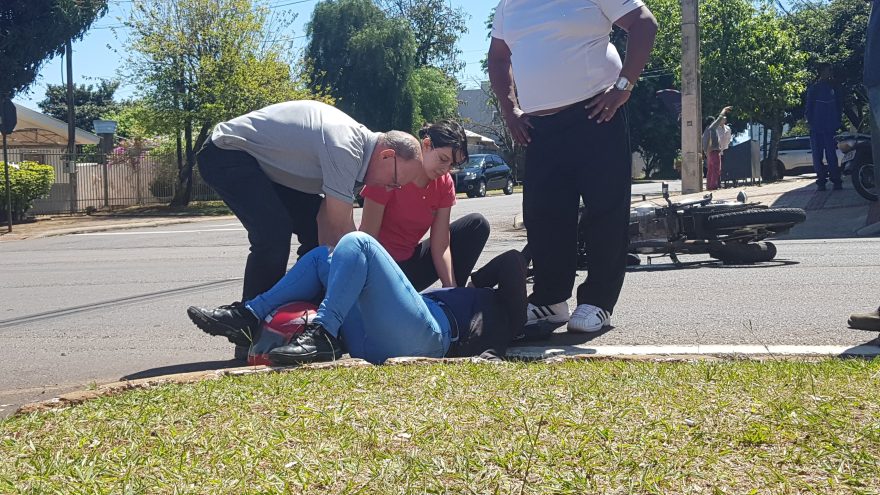 Mulher fica ferida após colisão entre carro e moto na Avenida Brasil