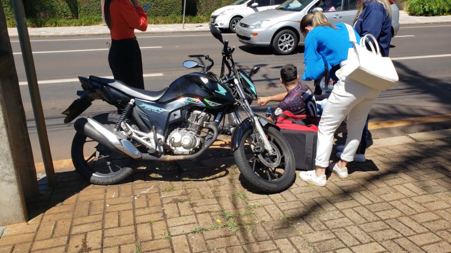 Motociclista fica ferido após colisão com carro na Rua Minas Gerais