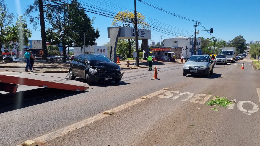 Acidente entre Onix e Van da saúde interdita Avenida Tancredo Neves