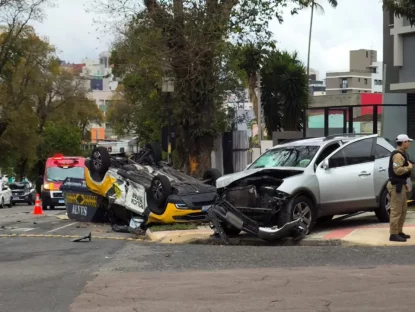 Viatura da PM capota e fica destruída após colisão com SUV; Policiais realizavam perseguição