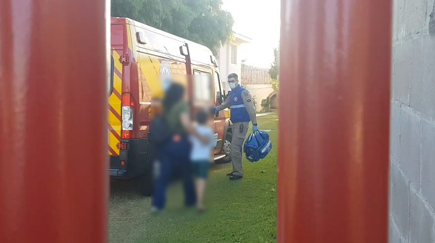 Criança fratura antebraço durante queda em centro de educação no Guarujá