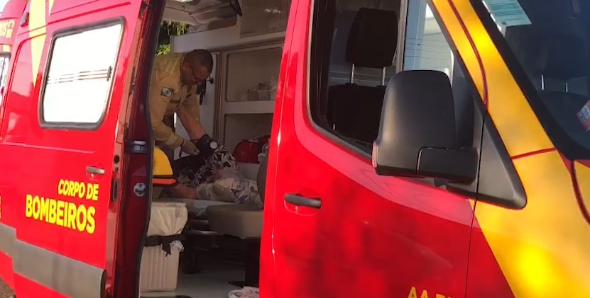 Idosa cai na área de casa e sofre suspeita de fratura no fêmur