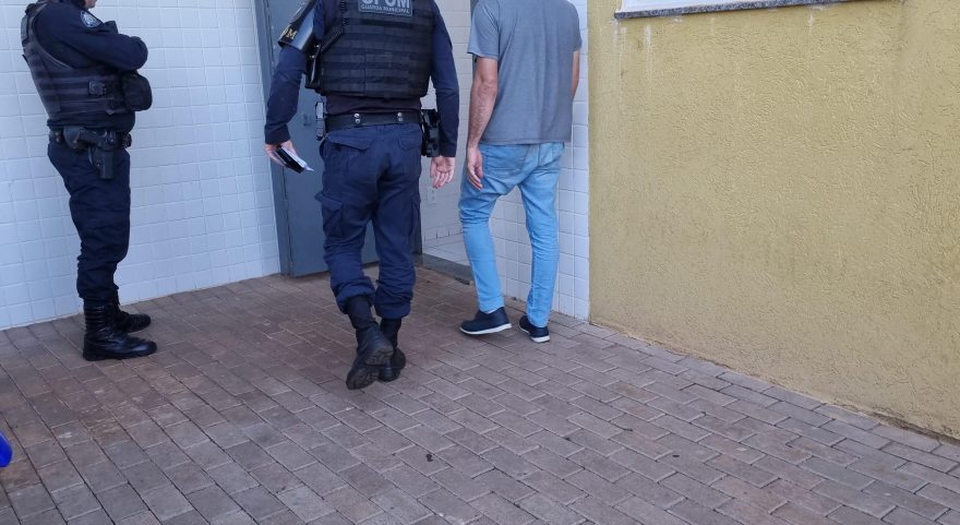 Motorista é detido em Cascavel com carro regular, mas com caixa de câmbio furtada