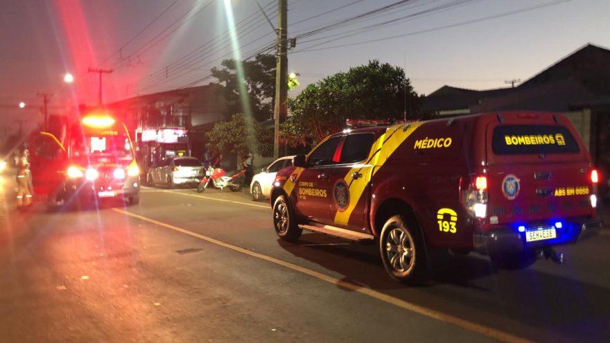 Homem desce do carro, tenta atravessar a rua, mas é atropelado por carro