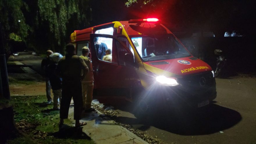 Jovem fica ferido ao atropelar cachorro no Universitário; animal morreu