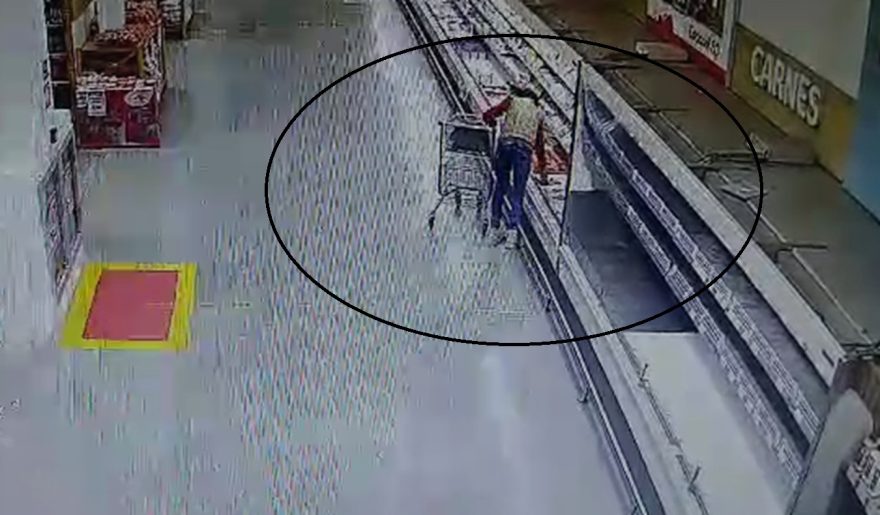 Câmera mostra mulher furtando peças de carne e colocando em bolsa