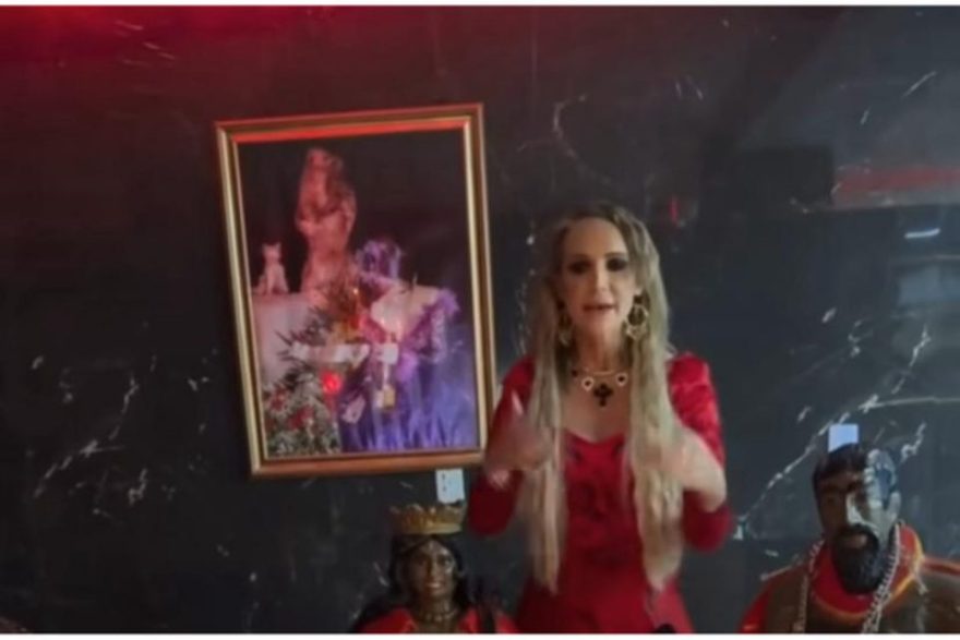 Ritual de R$ 77 mil: Fã contrata mãe de santo para tentar soltar Deolane Bezerra e sua mãe