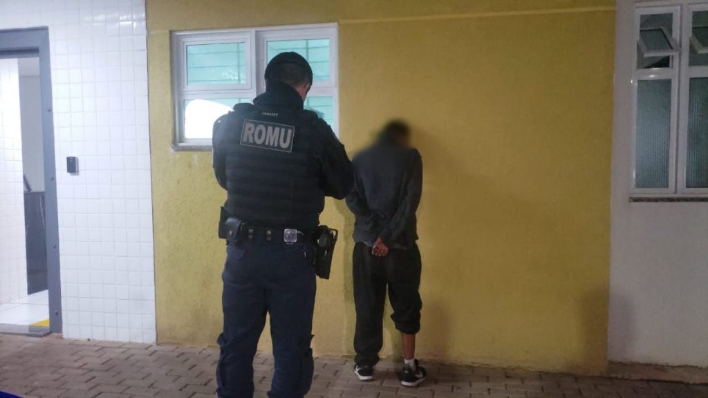 ROMU cumpre mandado de prisão no Centro de Cascavel ROMU cumpre mandado de prisão no Centro de Cascavel