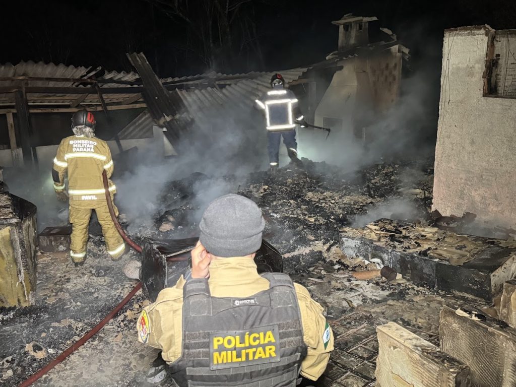 Corpo carbonizado é encontrado após incêndio consumir residência em Rio Bonito do Iguaçu