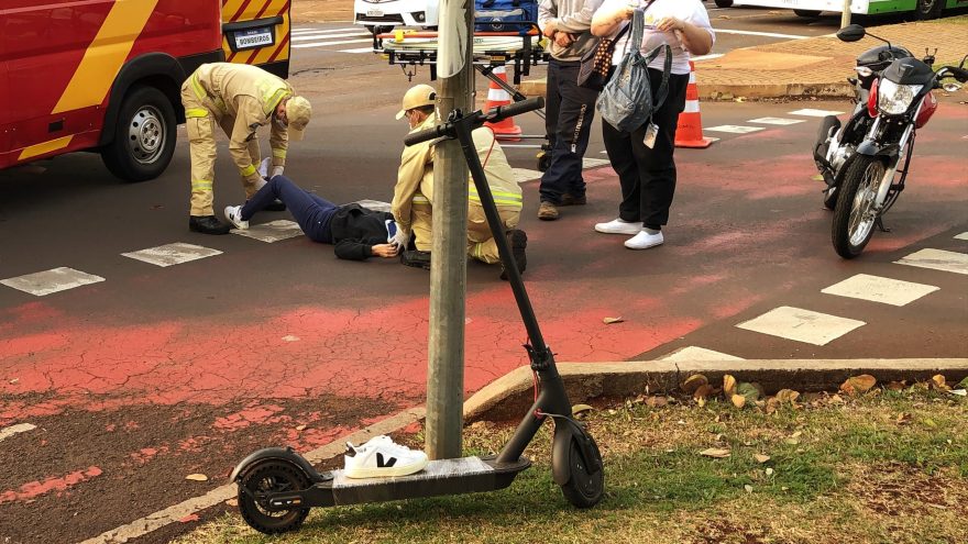Mulher fica ferida ao se envolver em colisão entre moto e patinete na Avenida Tancredo Neves
