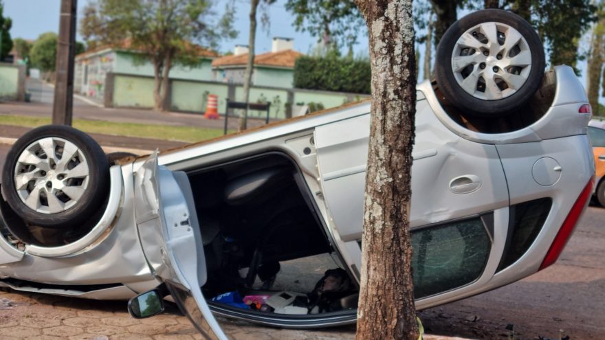 Corsa capota na frente do Cemitério Central