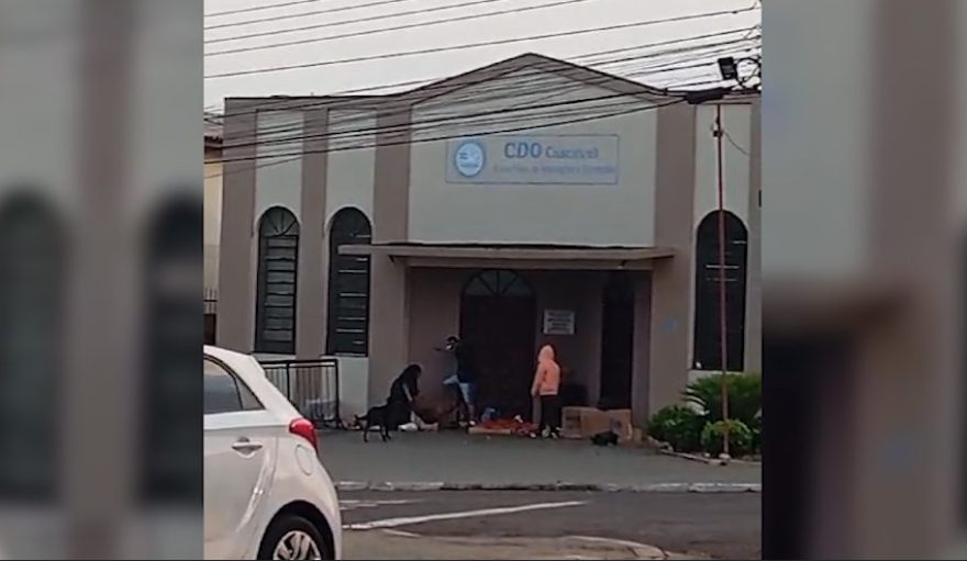Vídeo mostra homens imobilizando e agredindo vítima em frente à igreja