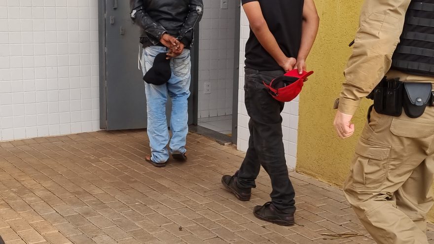 Ação rápida da PM resulta em duas prisões: agressão doméstica e furto de cabos