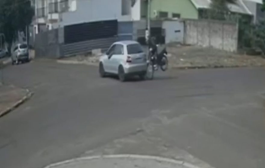Câmera registra momento que Audi e moto batem no Bairro Canadá
