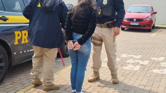 Jovem de 26 anos que levava Hilux furtada de Santa Catarina para o Paraguai é encaminhada à Delegacia