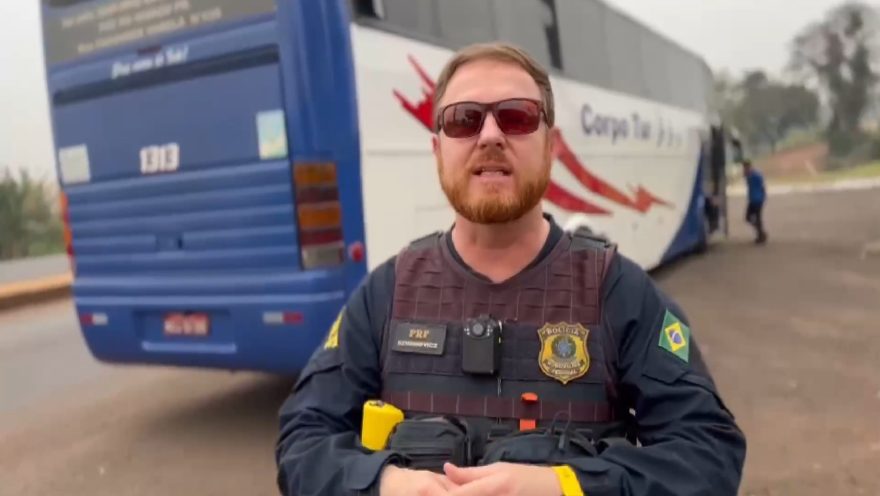PRF flagra ônibus de passageiros sem condição de trafegar e aplica oito autos de infração em Céu Azul