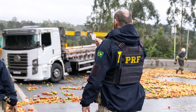Tomates na pista: PRF encontra “rebites” em caminhão que tombou na rodovia