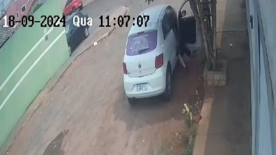 Câmera de segurança flagra homem se masturbando em veículo