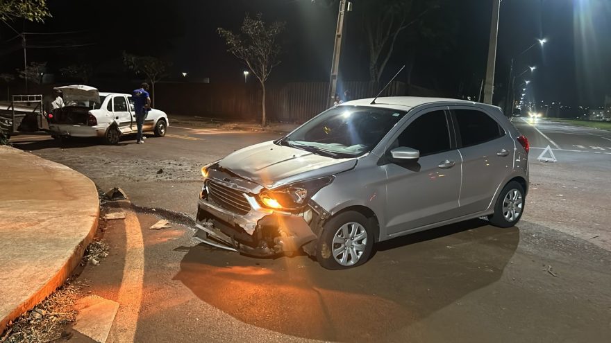 Corsa e Ford Ka se envolvem em acidente na Avenida Tito Muffato