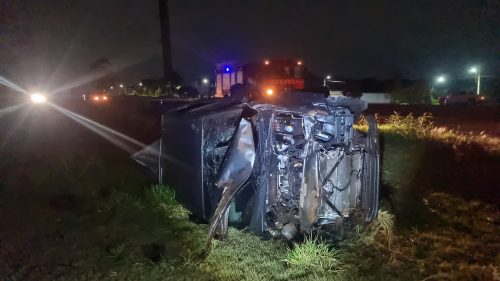 Imagem referente a Amarok e Corolla capotam após colisão na rodovia BR-467