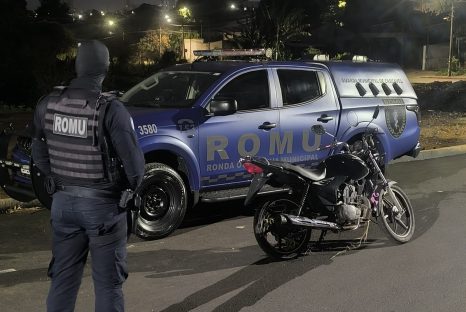 Imagem referente a Moto furtada é localizada pela ROMU no bairro Santa Cruz