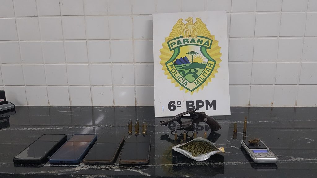 Ação da PM apreende drogas, arma e detém quatro suspeitos no bairro Floresta