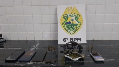 Imagem referente a Ação da PM apreende drogas, arma e detém quatro suspeitos no bairro Floresta