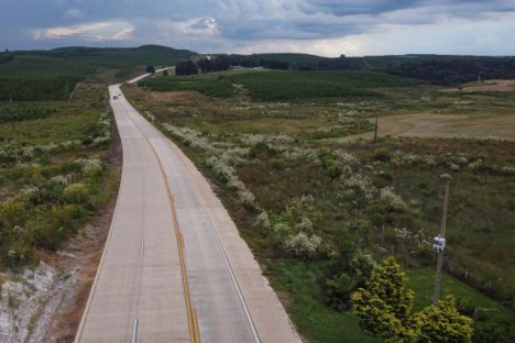 Imagem referente a Durabilidade e economia: Paraná está renovando 340 km de rodovias com pistas de concreto